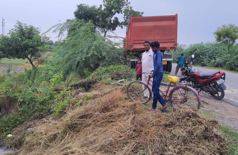 तेज रफ्तार डंपर अनियंत्रित होकर खन्ती में पलटा