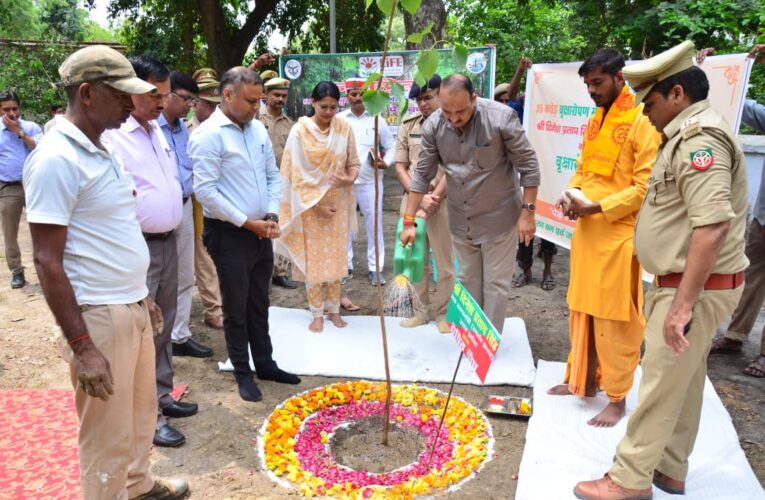 मंत्री श्री दिनेश प्रताप सिंह ने प्रदेश एवं केन्द्र सरकार द्वारा संचालित विकास कार्यों की समीक्षा की