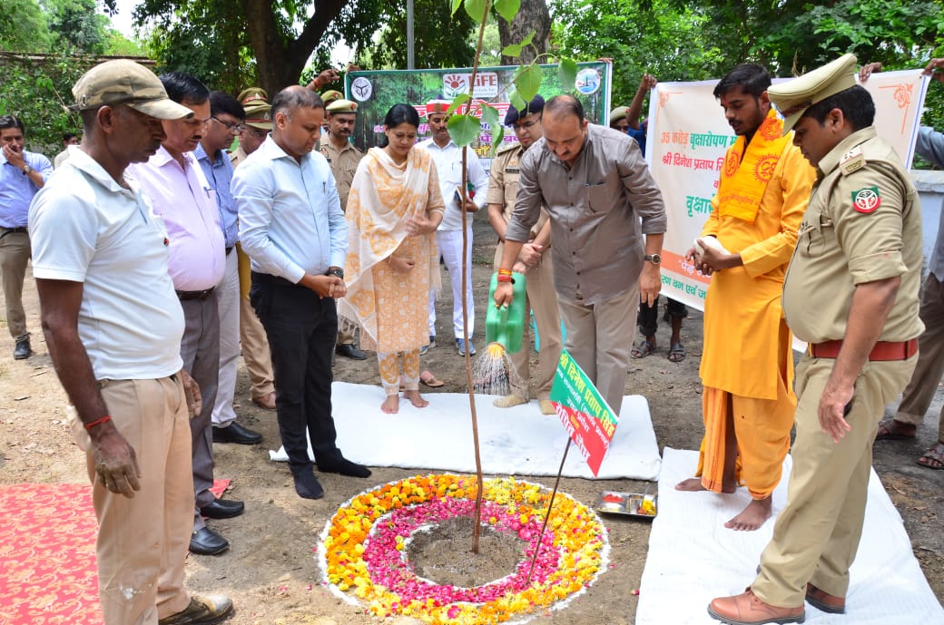 Minister Shri Dinesh Pratap Singh reviewed the development works conducted by the state and central government.