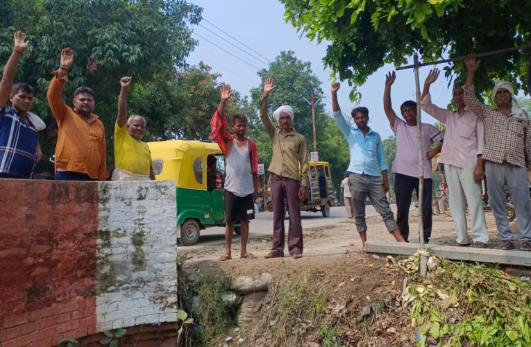 आक्रोशित किसानों ने किया प्रदर्शन, लगाए सिंचाई विभाग मुर्दाबाद के नारे