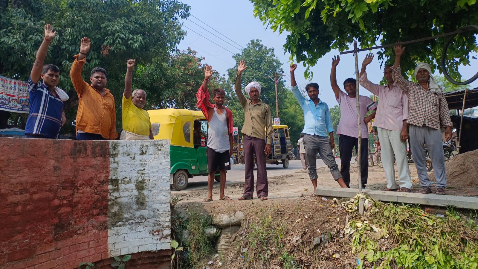 Factory farmers protested, raised slogans against plotting department.