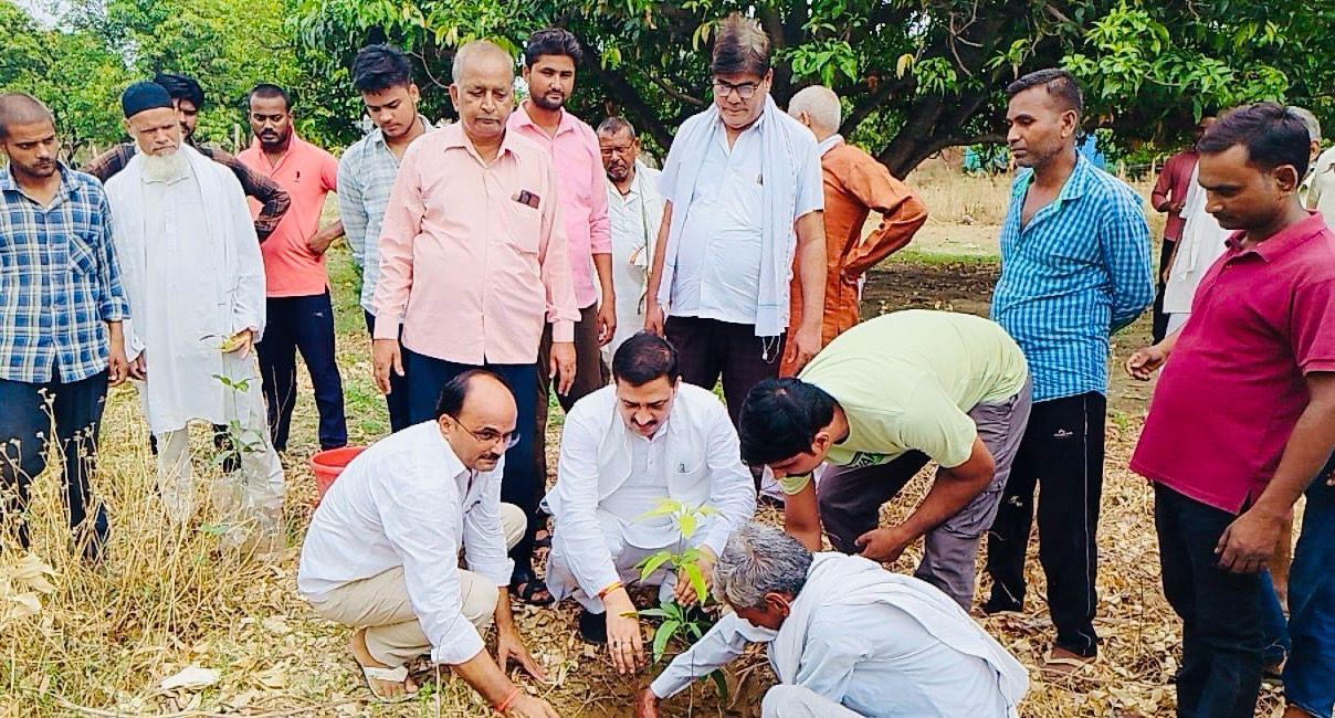 Congress leader and state secretary Atul expressed his desire to make Rahul Gandhi win with huge votes by planting trees.