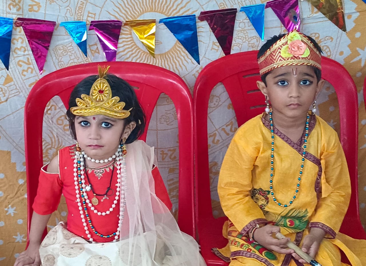 Raghav-Siddhi danced as Shri Krishna-Radha on the eve of Shri Krishna Janmashtami.