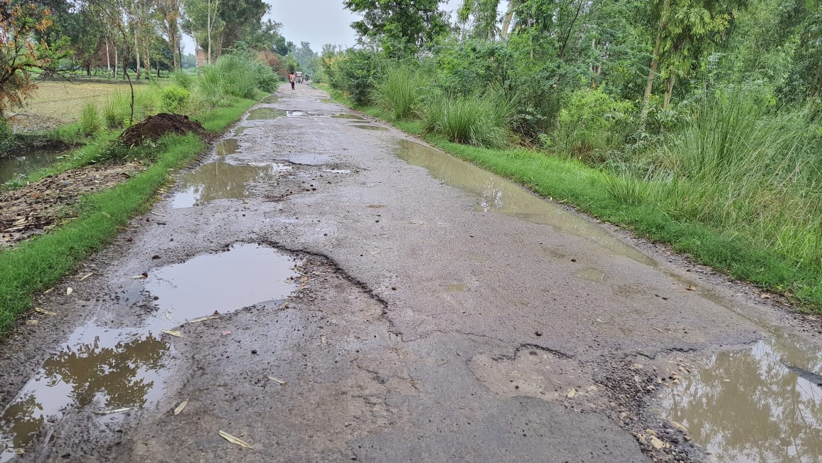 Bhawanigarh-Surajpur link road turned into potholes! walking became difficult