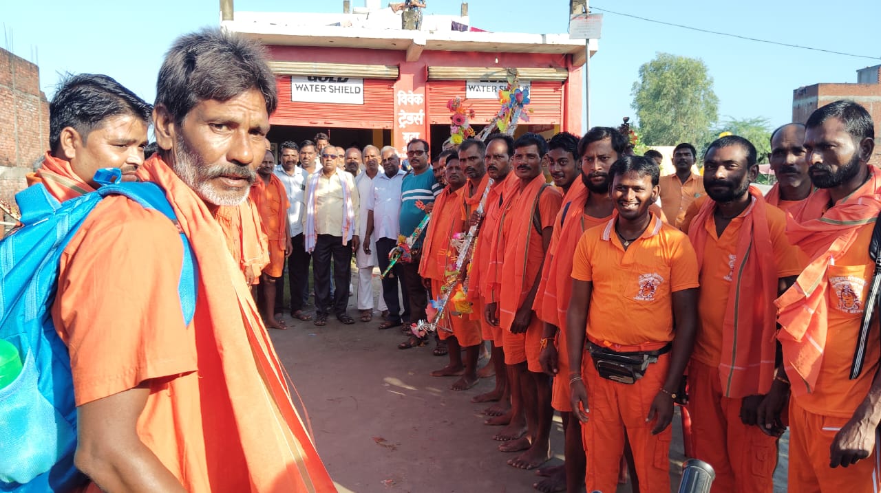 A group of 36 Kanwadis left for Vaidyanath Dham from Gudha.