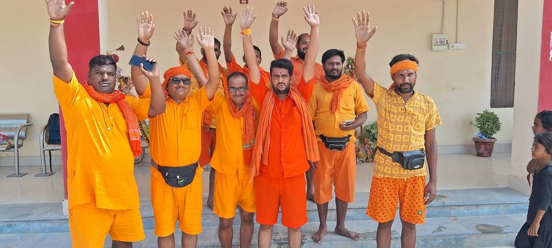 A group of Kanwariyas left for the darshan of Baba Baijnath from Shivgarh N.P.