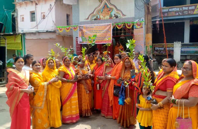 दूग्धेश्वर महादेव मंदिर में महिला कांवड़ यात्रियों ने किया जलाभिषेक, लगे बोल-बम जयकारे