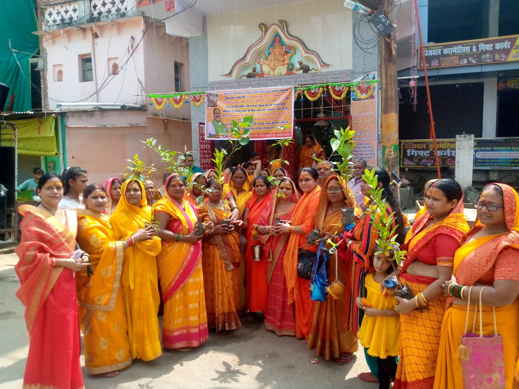 Women Kanwar pilgrims performed Jalabhishek in Dugdheshwar Mahadev temple, chanted loudly