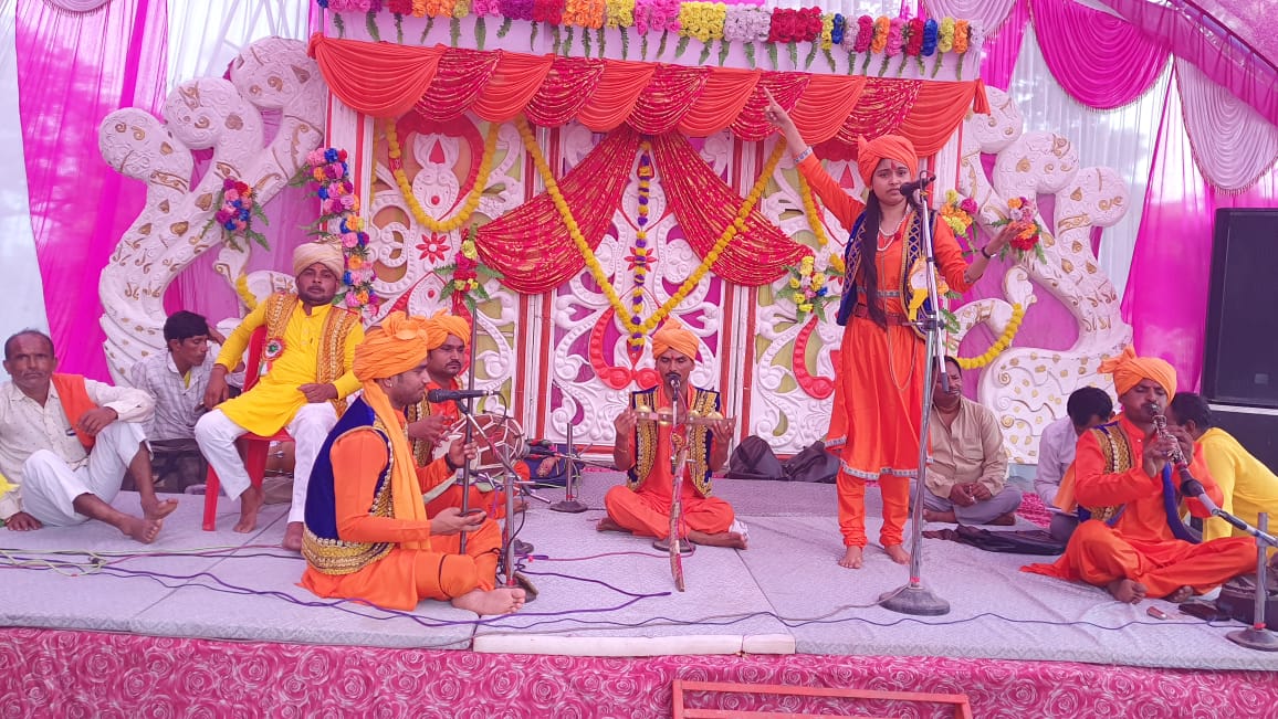 Unnao's Alha Samrat Naina Devi singing Alha at the place of Baba Vashishtha Muni