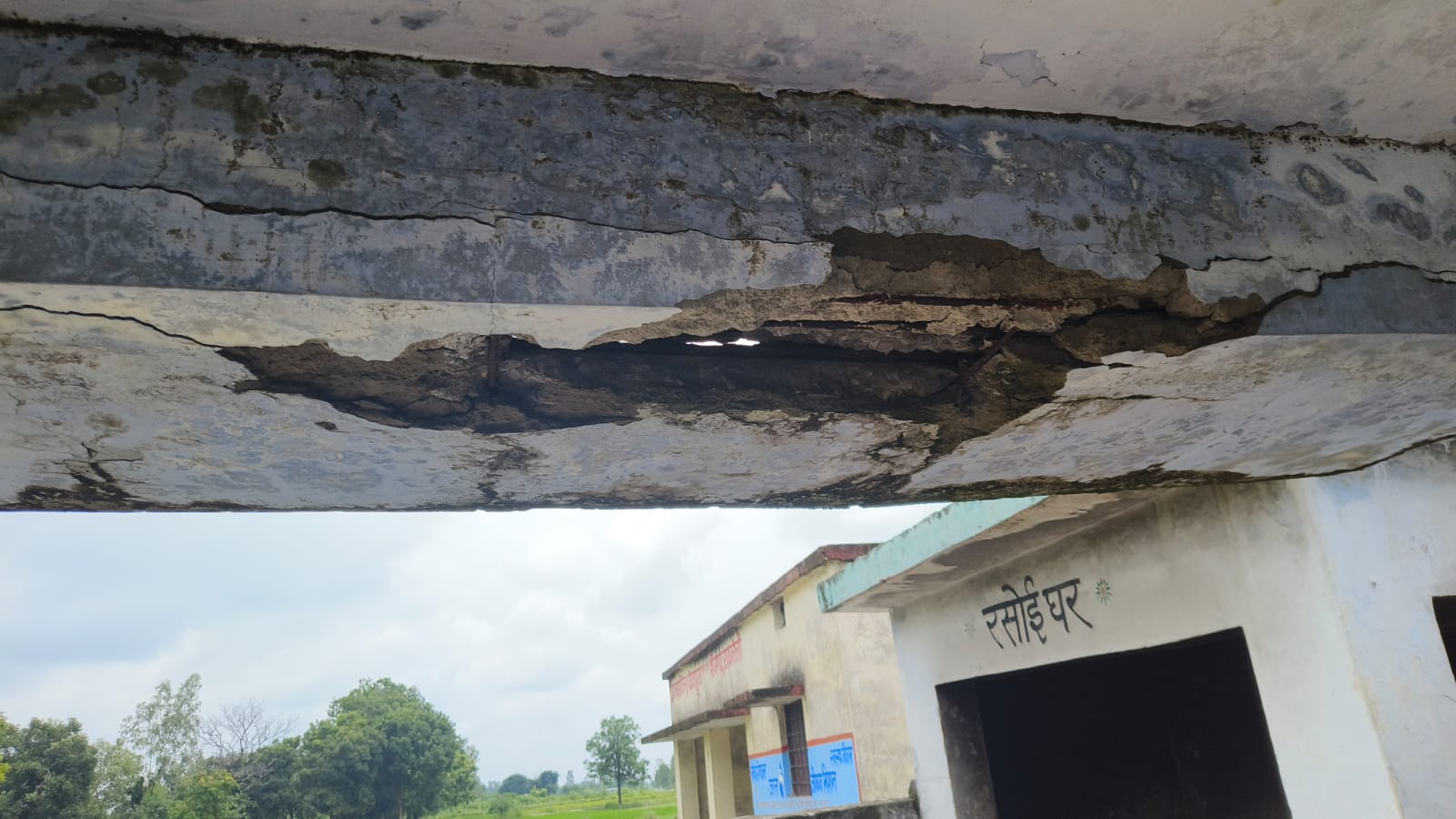 The dilapidated building of the school run by social welfare is inviting death.