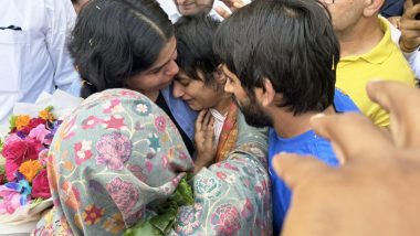 Vinesh Phogat: Grand welcome for Vinesh Phogat at New Delhi Airport, Vinesh became emotional after meeting Bajrang-Sakshi, eyes moist.