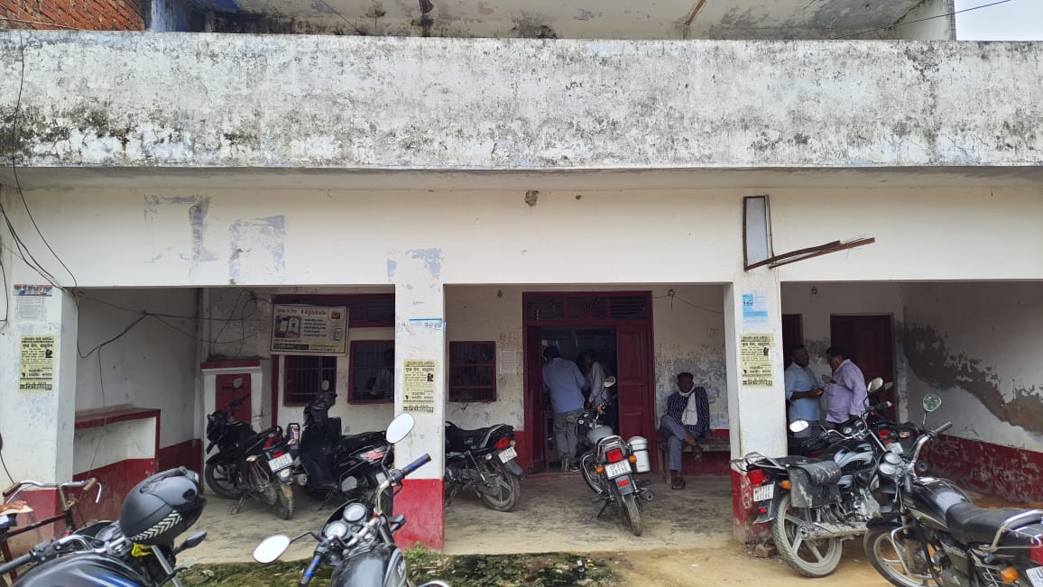 Villagers upset due to not making Aadhar card in post office Shivgarh