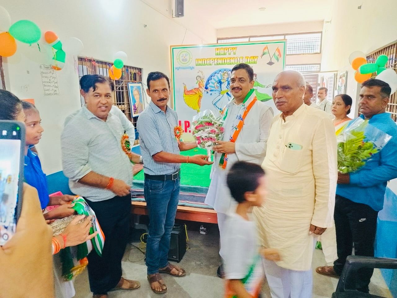 Senior Congress leader and former assembly candidate Atul Singh reached many schools and hoisted the flag.