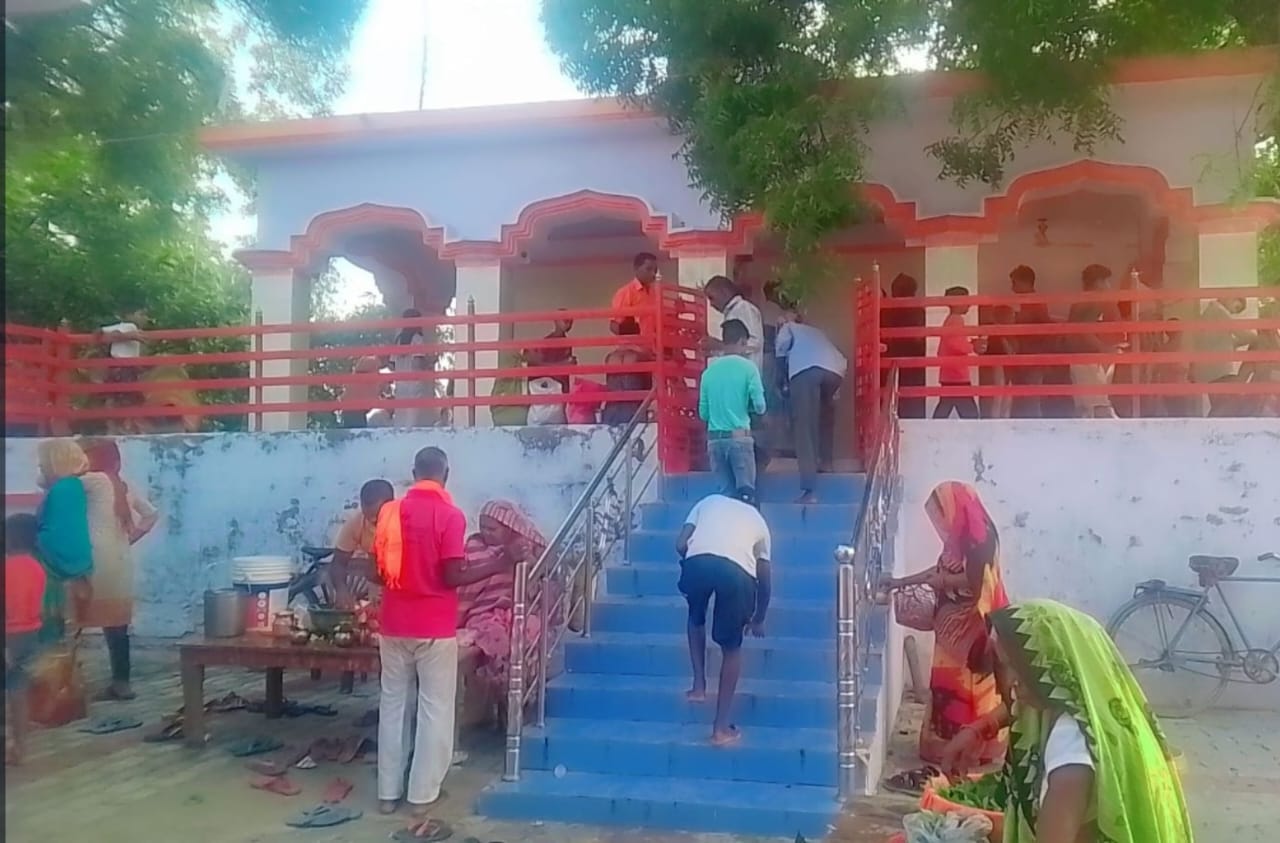 Shri Barkhandinath Mahadev Temple echoed with the chants of Har Har Mahadev.