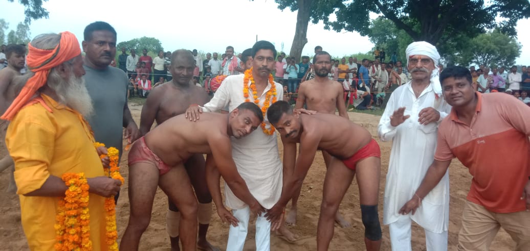 Congress Party's District Secretary and Sareni Block in-charge Charaksh Dwivedi came as the chief guest in many wrestling competitions of Sareni Assembly.