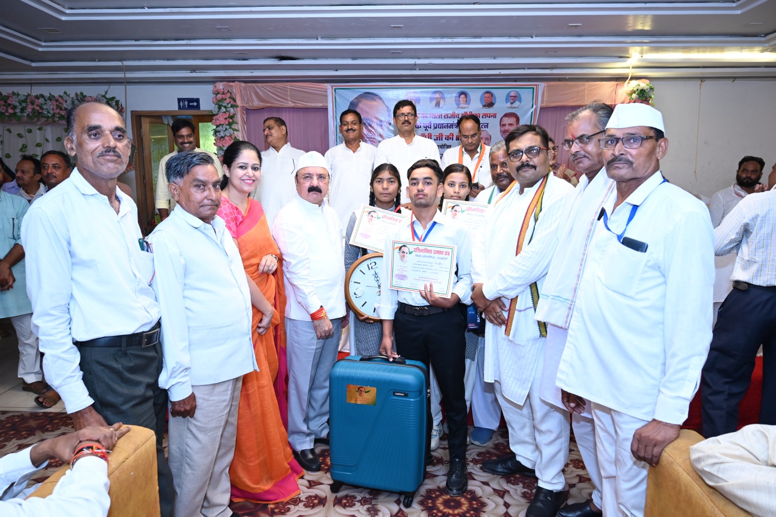 KL Sharma honored the successful students in Rajiv Gandhi Essay Competition