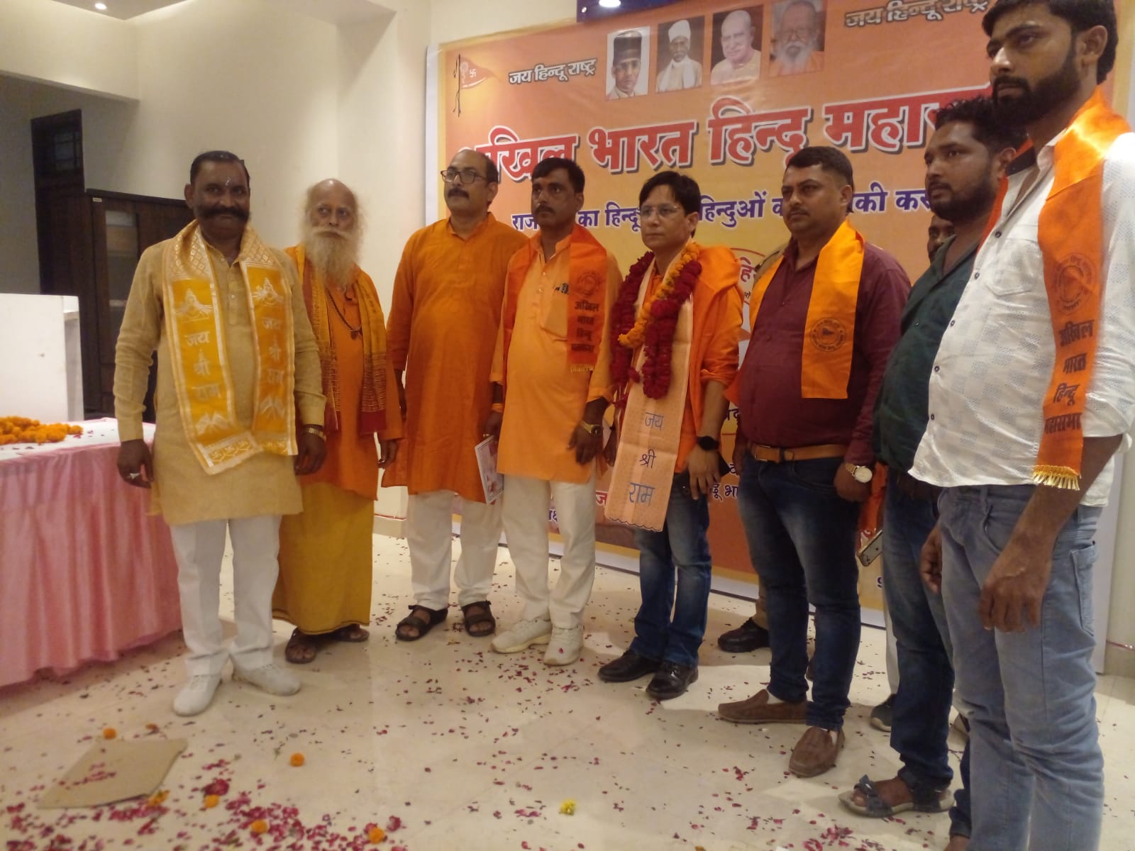 Akhil Bharat Hindu Mahasabha gave a grand welcome and honor by appointing the district presidents and garlanding them with Angavastra flowers.