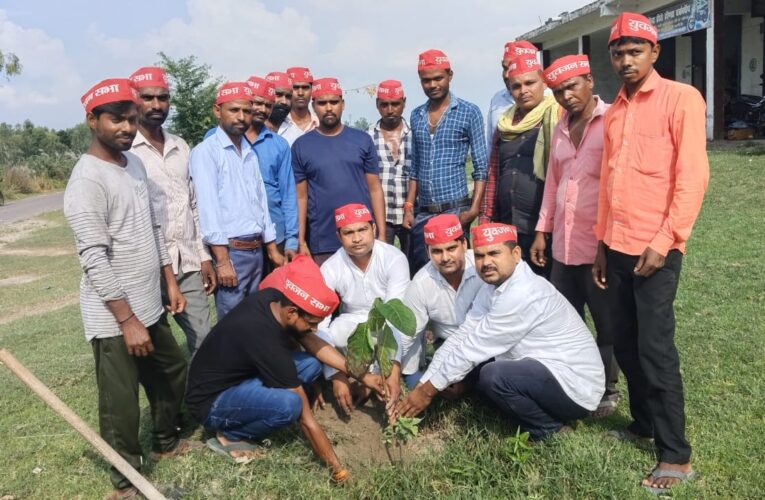 सपाइयों ने पेंड़ लगाकर दिया स्वच्छ पर्यावरण के प्रति संदेश