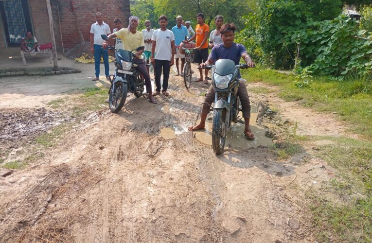 पूरे शुक्लन – पूरे बघेलन सम्पर्क मार्ग गड्ढो में तब्दील ! चलना हुआ दुश्वार