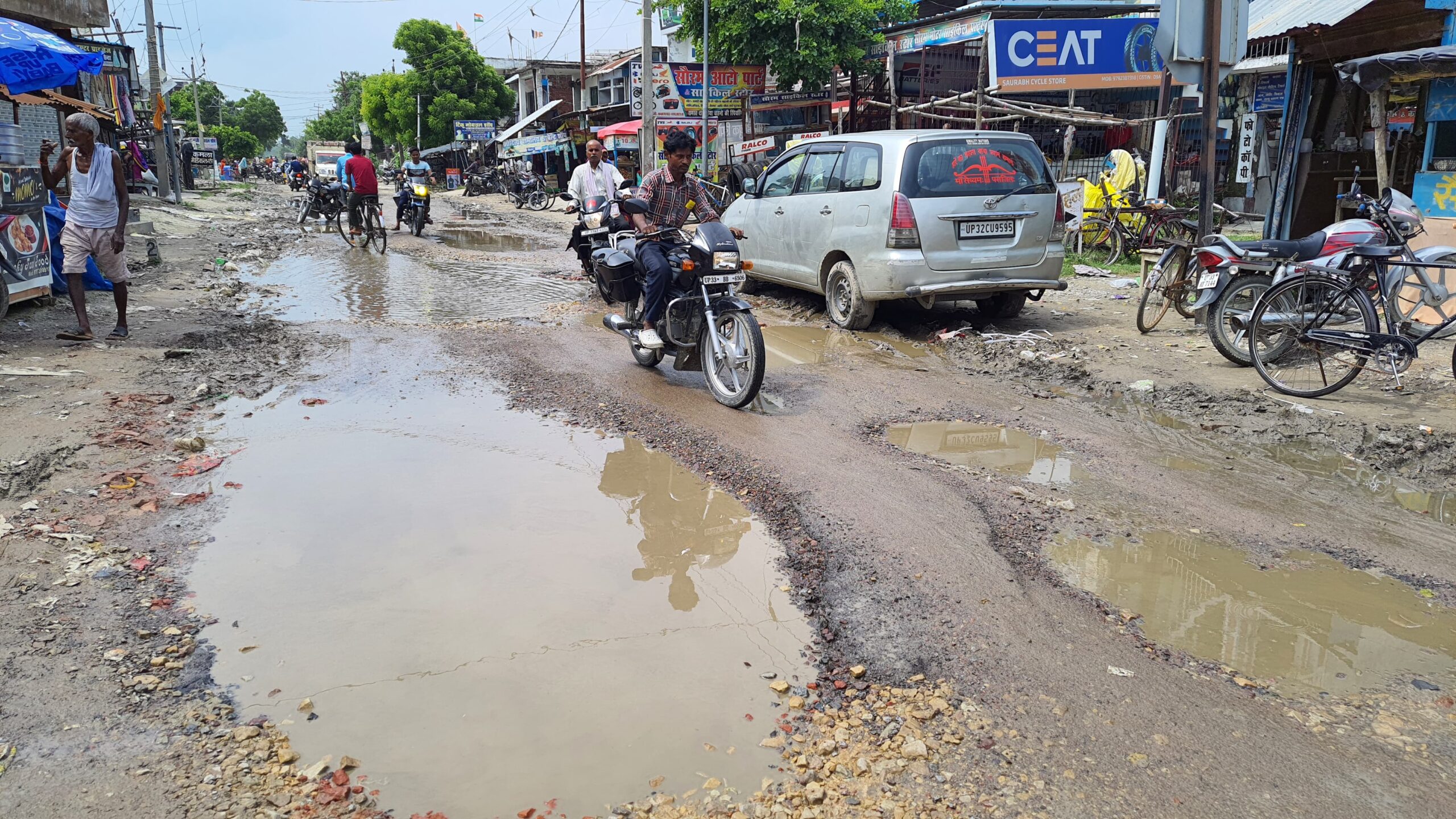 Attention ! Be careful, this is Shivli intersection of Shivgarh Nagar Panchayat.