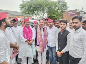 On his arrival in Lalganj, SP State President was given a grand welcome by Engineer Sumit Yadav.
