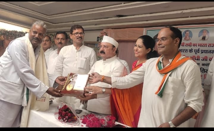 MP KL Sharma honored manager Amar Singh Chaudhary