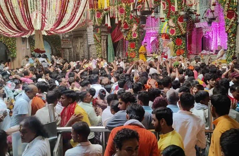 बांके बिहारी मंदिर में श्रद्धालुओं की भीड़ के बीच महिला सुरक्षाकर्मी हुई बेहोश, मची अफरा-तफरी