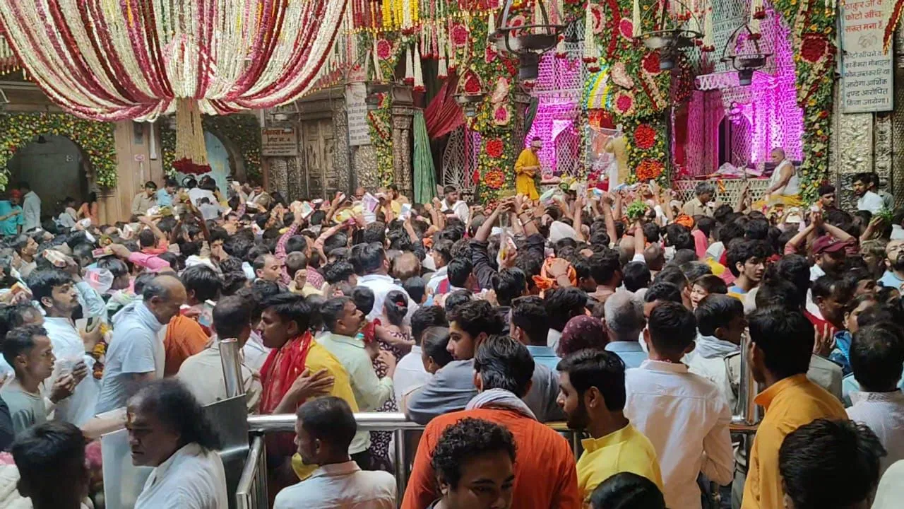 Female security personnel fainted amidst the crowd of devotees in Banke Bihari temple, chaos broke out