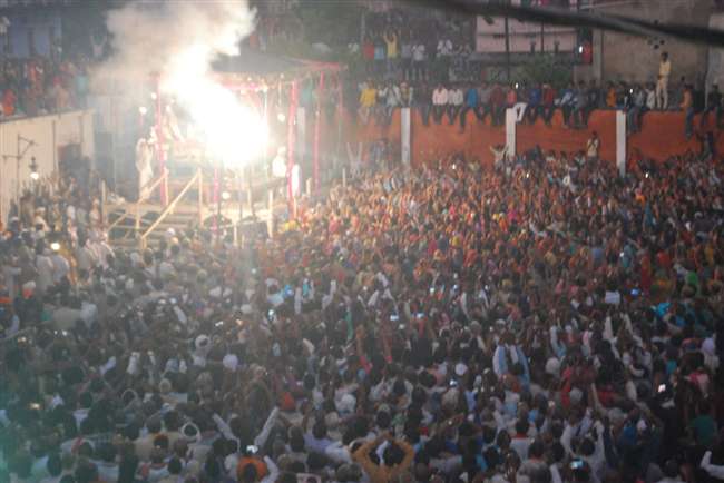 PHOTOS: Crowds gathered to watch the morning aarti in the world famous Ramlila of Ramnagar, see a glimpse in the pictures.