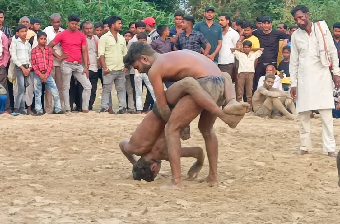 Alok defeated Rajesh and won the title of Dangal Kesari