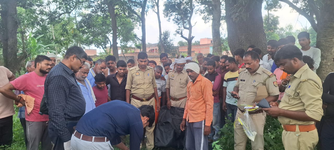 Barabanki: Dead body of a youth found hanging in the garden under suspicious circumstances in Dayaram Ka Purva village of Loniktra, police engaged in investigation.