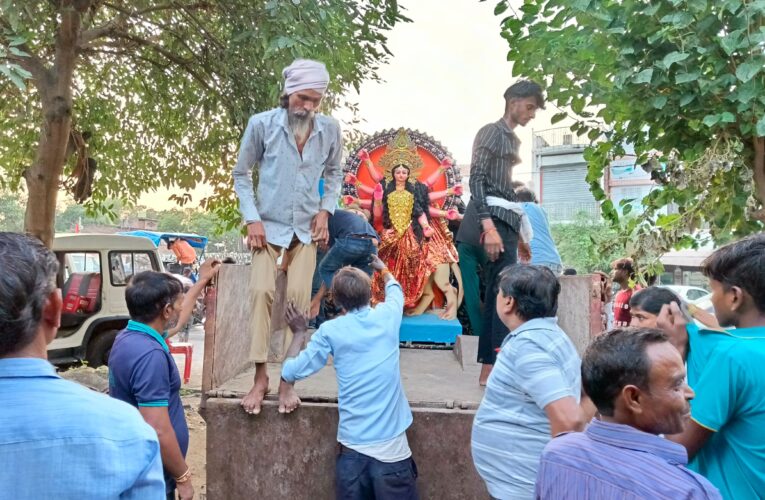 नवरात्रि शुरू होते ही पंडालो में पहुँचने लगी माँ दुर्गा सहित अन्य देवी देवताओं की प्रतिमा