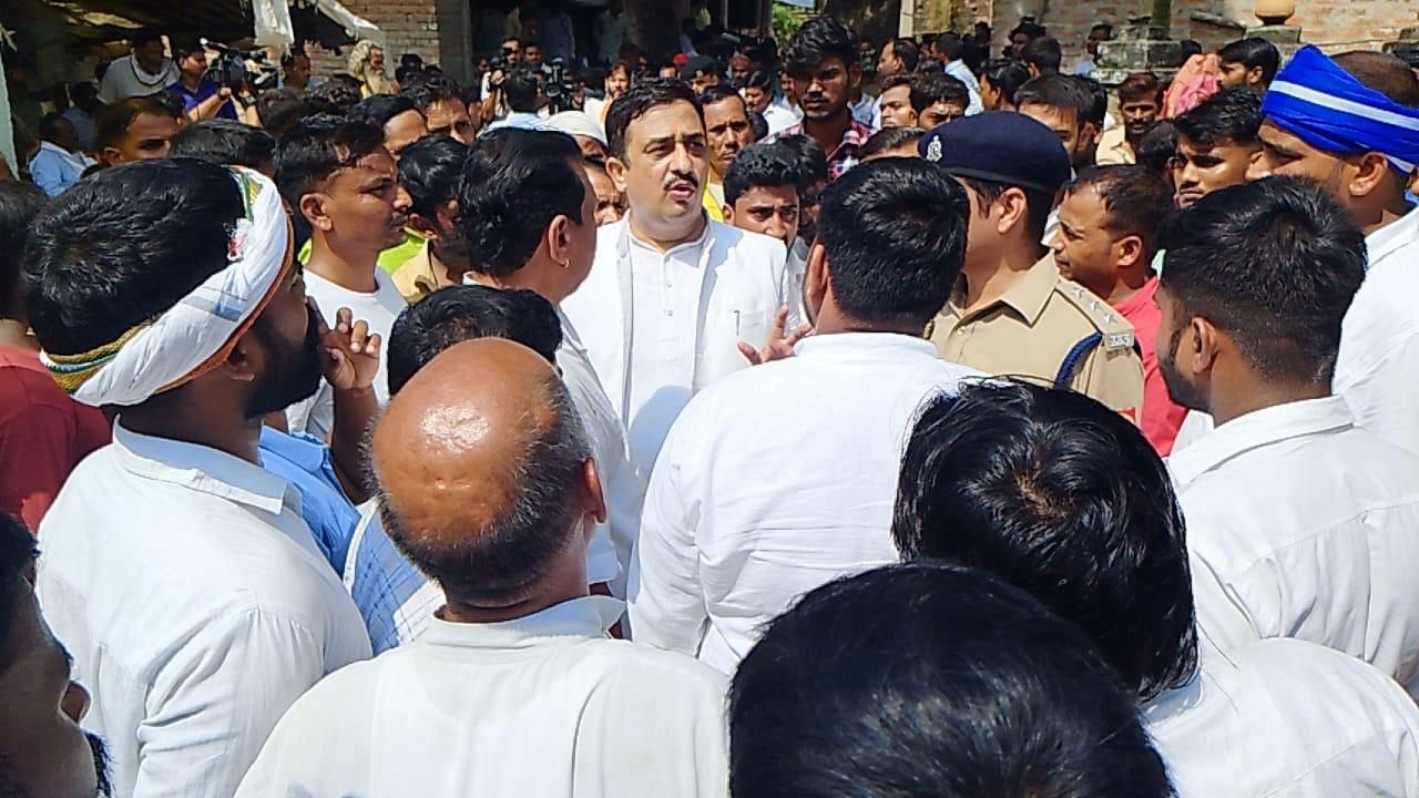 Congress leader, former candidate Unchahar Atul Singh reached Sudamapuri and expressed his condolences.