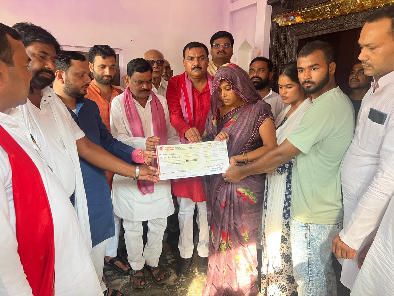 SP delegation handed over a check of Rs 1 lakh to the family of a paan businessman who died in a road accident.