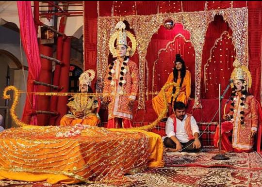 In the famous Shri Ramlila going on in Haidergarh, the artists staged a grand performance of Dhanush Yagya and Parshuram Ji Samvad.