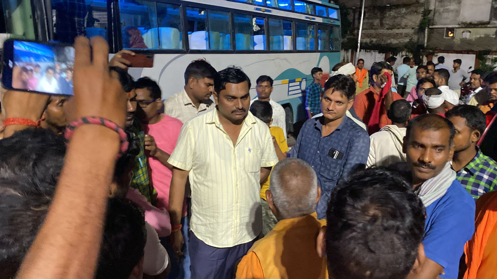 Nagar Panchayat President Alok reached the news of the arrival of the remaining pilgrims of the bus that crashed in Bihar. Good well being of the passengers.