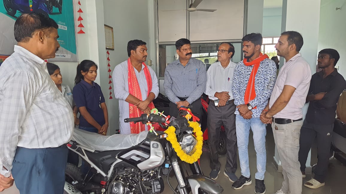 CNG bike Freedom launched in Narsingh Automobile Showroom