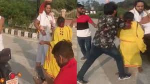 Bullet riding sadhus beaten fiercely in Ayodhya, woman screaming... Know what is the whole matter