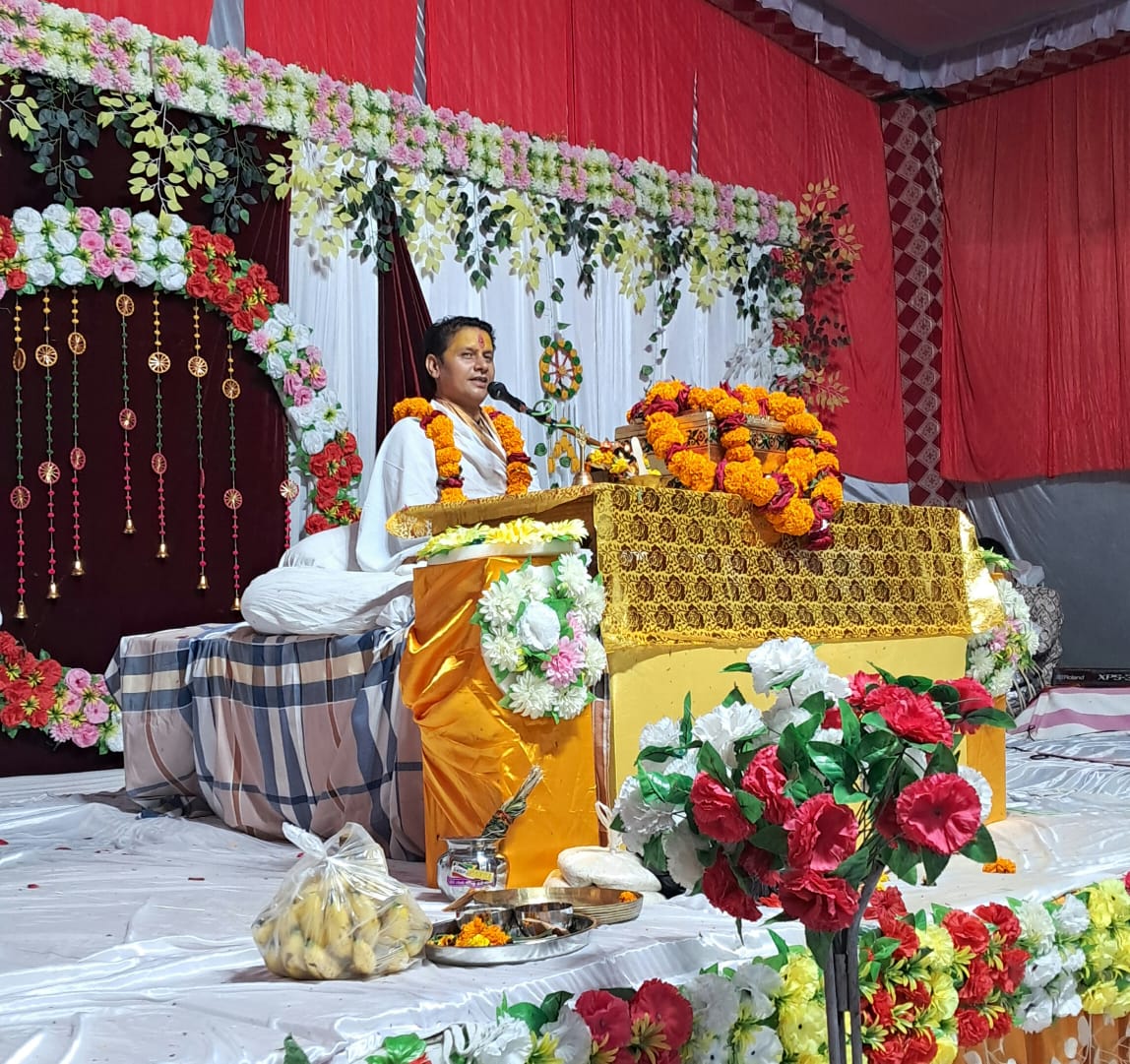 Description of Shri Krishna's pastimes in Bhagwat Katha Gyan Yagya, Rukmini Krishna's wedding, audience danced vigorously.