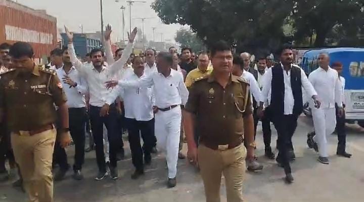 Protest against lathi charge on lawyers in Ghaziabad at the behest of District Judge, memorandum submitted, demand for action against culprits