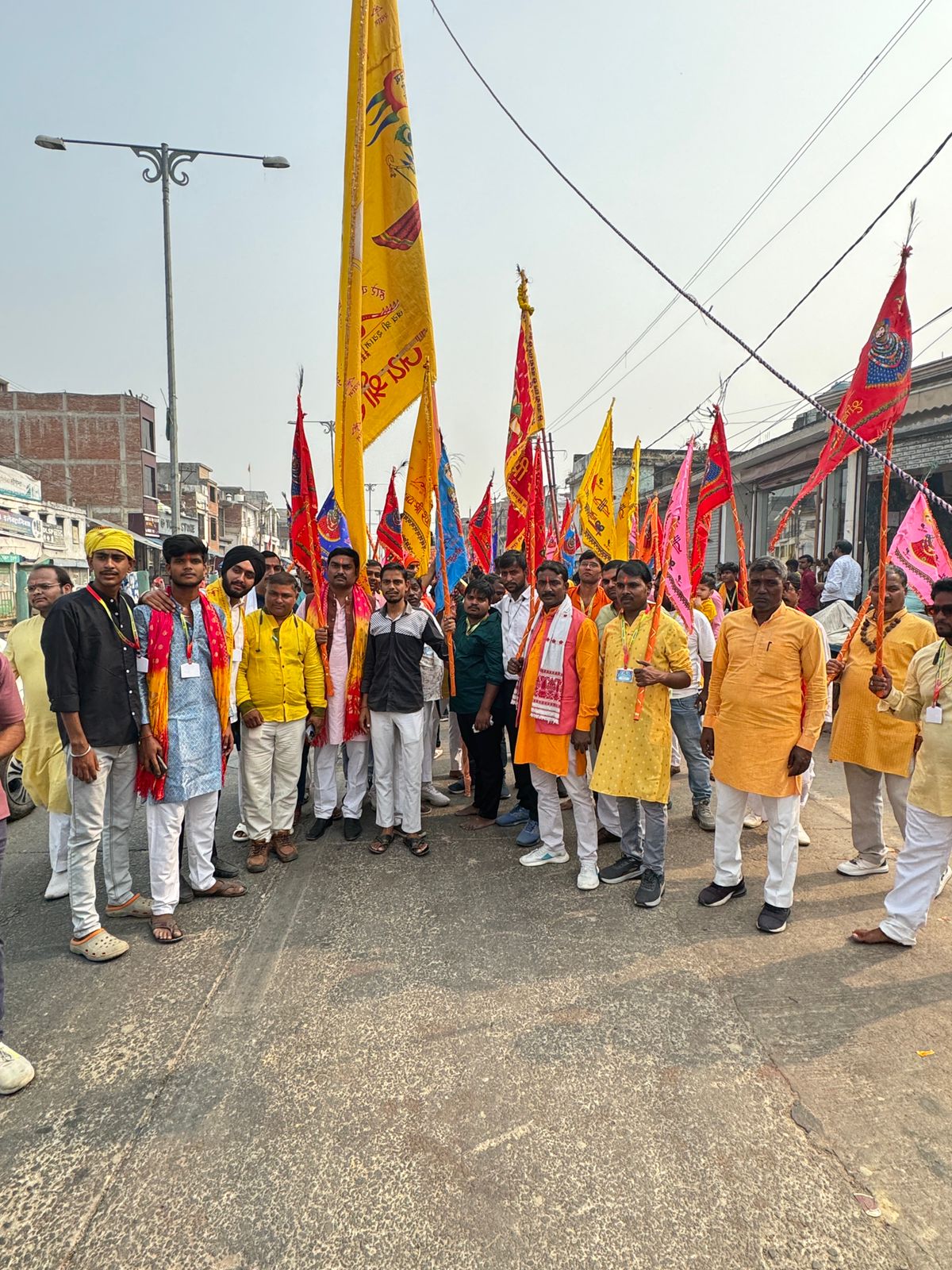 In Haidergarh, Shyam lovers took out the Nishan Yatra of Shri Khatu Shyam, the area echoed with the chants of Jai Shri Shyam, people danced enthusiastically.