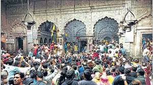 UP: Such a huge crowd gathered in Banke Bihari temple, six school girls fainted, Vrindavan got jammed