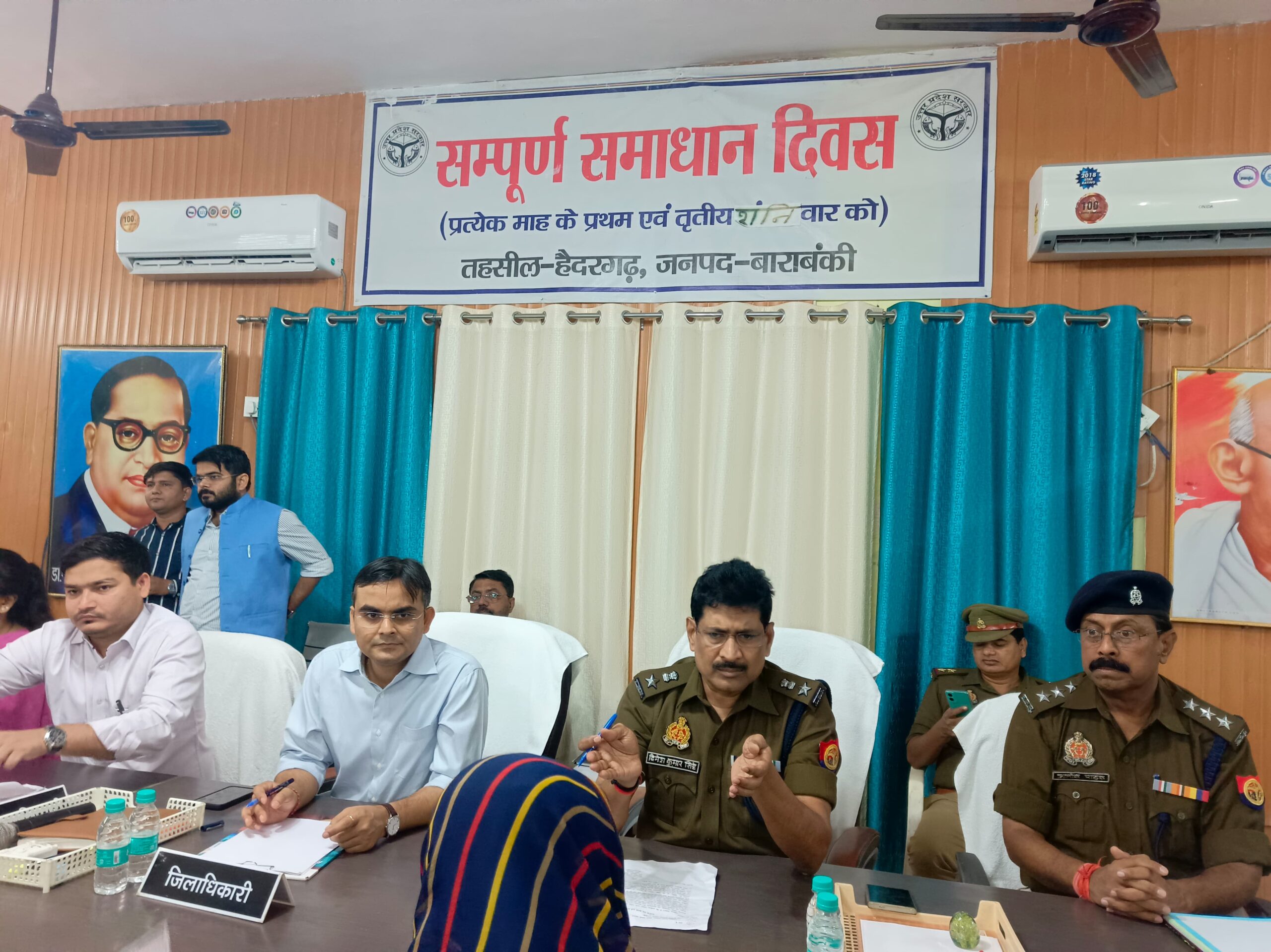 DM and SP reached Tehsil Samadhan Diwas, DM kept listening to complaints, some officers remained busy on mobile.