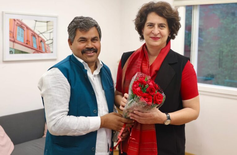 कांग्रेस पार्टी की वरिष्ठ नेत्री एवं वायनाड लोकसभा सीट पर हुए उपचुनाव में भारी मतों से विजयी हुई प्रियंका गांधी कों अखिल भारतीय राष्ट्रीय कांग्रेस के राष्ट्रीय सचिव एवं बिहार प्रभारी सुशील पासी नें उनके दिल्ली आवास पहुंच बुके भेंट कर बधाई दीं।