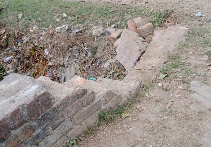 विद्युत विभाग की लापरवाही से टूटा पैरापेट ! ग्रामीणों में रोष