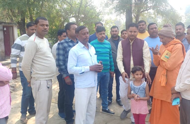 सड़क दुर्घटना में मृतक चालक व परिचालकों के परिजनों को हैदरगढ़ ट्रक ओनर्स एसोसिएशन द्वारा दी गई सहायता राशि