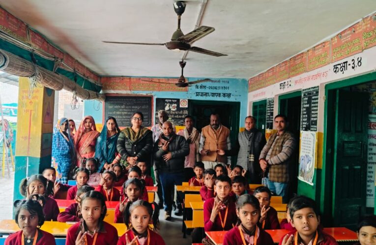प्रा.वि.फरीदगढ मे ग्राम प्रधान एवं सचिव के सहयोग से बच्चों को बैठने के लिए दिया गया फर्नीचर।