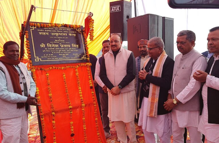 सचित्र- भूमि पूंजन एवं शिलान्यास करते हुए स्वतंत्र प्रभार राज्यमंत्री दिनेश प्रताप सिंह