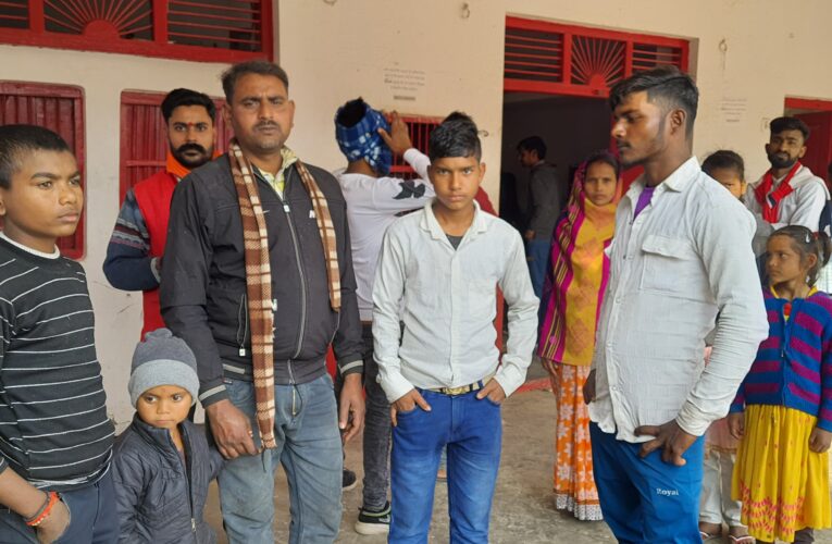 सचित्र वर्षों से धूल फांक रहा जनरेटर, डाकघर में लाइट का इंतजार करते ग्रामीण