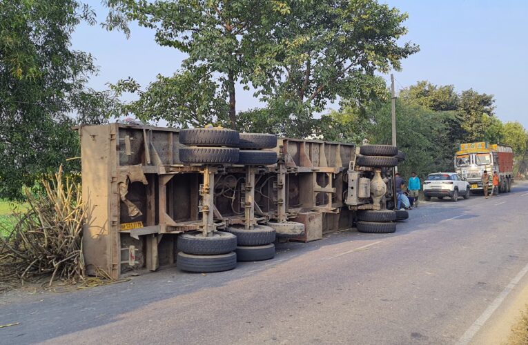 गन्ने से लगा ट्रेलर अनियंत्रित होकर पलटा चालक सहित 2 जख्मी